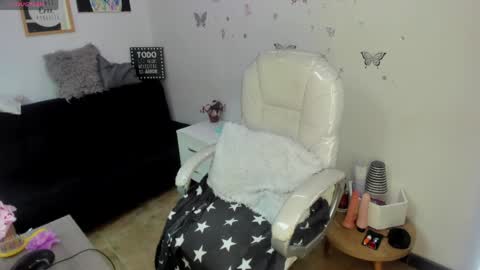 jade_connor online show from April 4, 2026, 9:23 pm