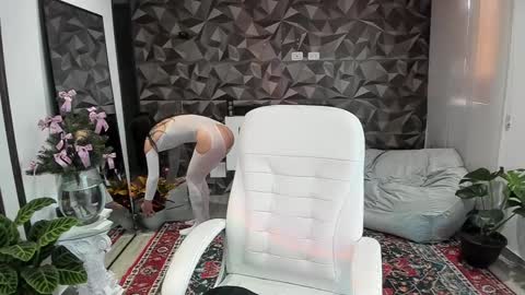 Snapshot of jade_porn chatting on December 3, 2024, 11:33 am Jade independent model online show from December 3, 2024, 11:33 am