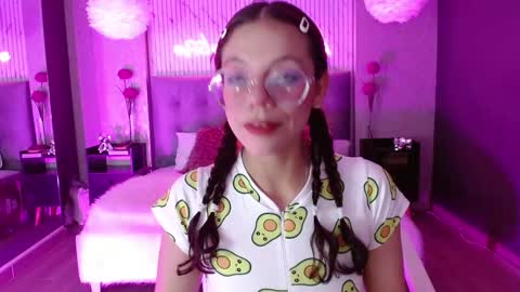 Snapshot of jade_storm_ chatting on October 4, 2025, 4:10 am JADE online show from October 4, 2025, 4:10 am