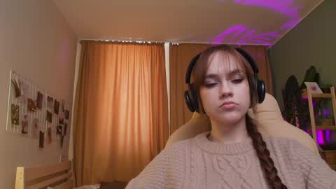 jamie_chung online show from April 9, 2026, 6:19 am