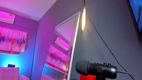 Janinne  online show from March 13, 2026, 11:17 am