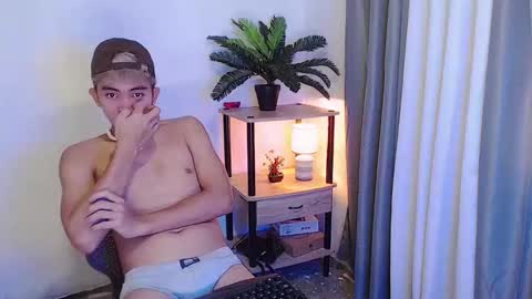 jaysee_hugecox online show from April 28, 2026, 2:27 am