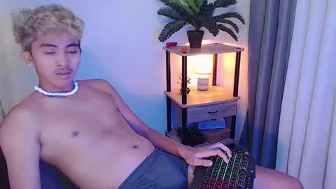 jaysee_hugecox online show from May 3, 2026, 2:23 pm