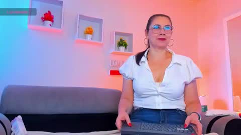 Jazmin online show from March 19, 2026, 12:42 pm