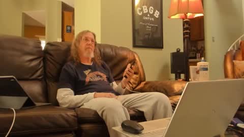 Snapshot of jdineuless chatting on January 1, 2025, 9:41 pm JDinEuless online show from January 1, 2025, 9:41 pm