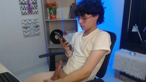 Snapshot of jeam_hot chatting on January 21, 2025, 10:30 pm jeam_hot online show from January 21, 2025, 10:30 pm