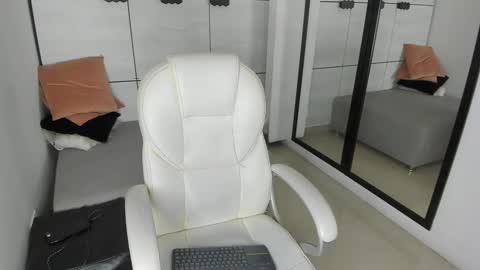 Jean Bllack online show from November 8, 2025, 11:32 am