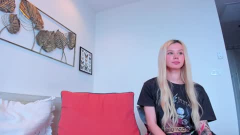 Snapshot of jean_mokujin chatting on February 7, 2025, 3:55 am Akila and Daria online show from February 7, 2025, 3:55 am