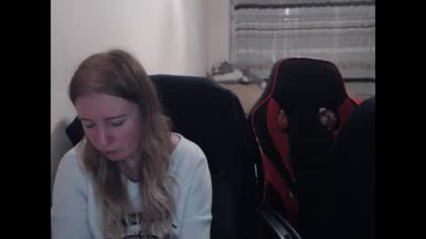 Snapshot of jenisandpeter chatting on October 4, 2025, 7:12 pm JenisAndPeter online show from October 4, 2025, 7:12 pm