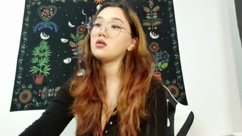 Snapshot of jennatyan chatting on September 19, 2025, 1:45 pm JENNA online show from September 19, 2025, 1:45 pm