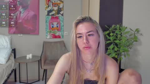 Snapshot of jeremayalove chatting on December 7, 2024, 5:15 am Hi hi We are Jessie and Betti online show from December 7, 2024, 5:15 am