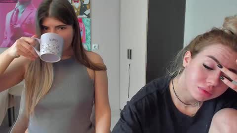 Snapshot of jeremayalove chatting on March 1, 2025, 6:24 am Hi hi We are Jessie and Betti online show from March 1, 2025, 6:24 am