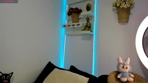 jero independent model online show from November 7, 2025, 2:33 am