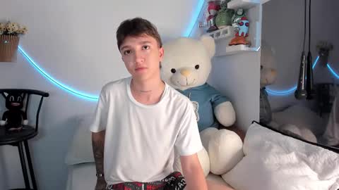 jero independent model online show from March 19, 2026, 7:56 am