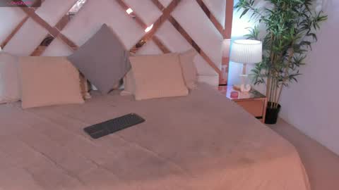 JESSICA STONNE online show from March 31, 2026, 6:36 am