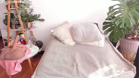 Snapshot of jessylu_ chatting on November 19, 2025, 7:47 pm JessyLu online show from November 19, 2025, 7:47 pm