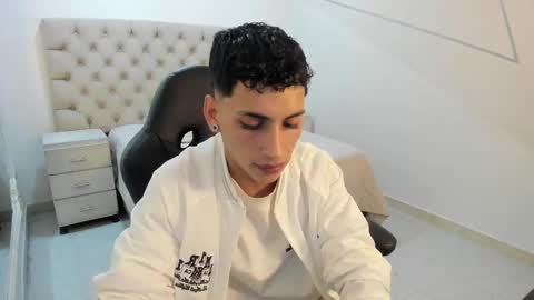 jhoanleandro online show from October 9, 2025, 5:49 am