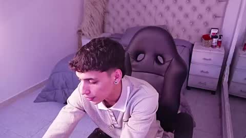 jhoanleandro online show from April 14, 2026, 5:57 am