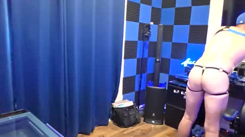 Jizzy Blue online show from May 17, 2026, 9:33 pm