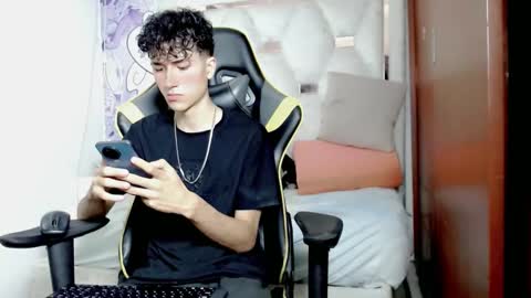 johnny_cagee online show from December 1, 2025, 3:33 am