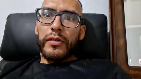 Snapshot of jon198635 chatting on November 25, 2025, 12:54 am jon198635 online show from November 25, 2025, 12:54 am