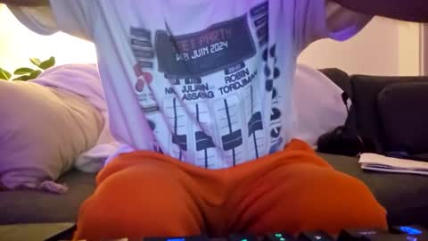 ju537705 online show from October 3, 2025, 5:04 am