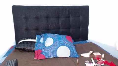 Snapshot of juan_and_luciana chatting on October 17, 2025, 1:35 pm online show from October 17, 2025, 1:35 pm