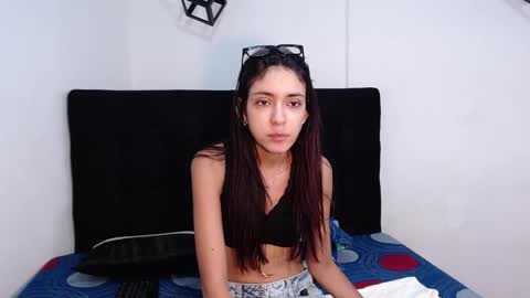 Snapshot of juan_and_luciana chatting on October 22, 2025, 12:05 pm online show from October 22, 2025, 12:05 pm