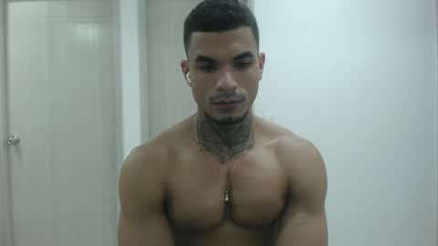 juan_gomez_1 online show from December 18, 2024, 9:29 pm