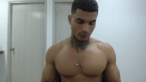 juan_gomez_1 online show from January 14, 2025, 9:41 pm