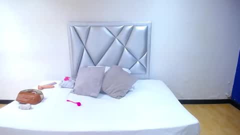 juicy_bignipples18 online show from December 9, 2024, 1:24 pm