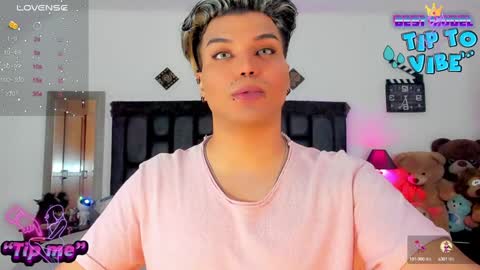 Snapshot of jujubee_lander chatting on December 9, 2024, 12:51 pm Jujubee online show from December 9, 2024, 12:51 pm
