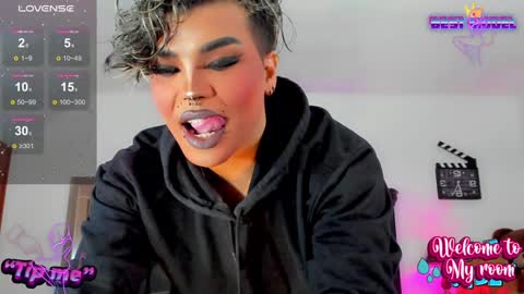 Snapshot of jujubee_lander chatting on December 22, 2024, 4:17 pm Jujubee online show from December 22, 2024, 4:17 pm