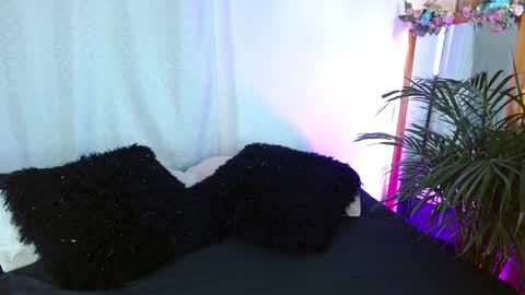 Snapshot of jules_n_gia chatting on January 12, 2025, 1:58 pm Jules and Gia online show from January 12, 2025, 1:58 pm