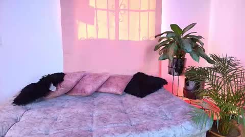 Snapshot of jules_n_gia chatting on November 9, 2025, 8:40 pm Jules and Gia online show from November 9, 2025, 8:40 pm