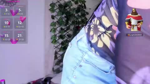 Snapshot of juli_castillos chatting on October 23, 2025, 1:43 pm Juli online show from October 23, 2025, 1:43 pm