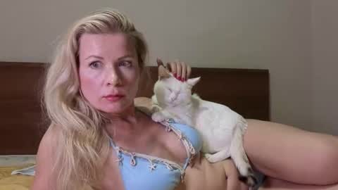 julia_giulia online show from October 9, 2025, 8:51 pm