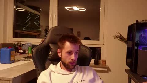 julia_official online show from February 3, 2026, 9:20 pm