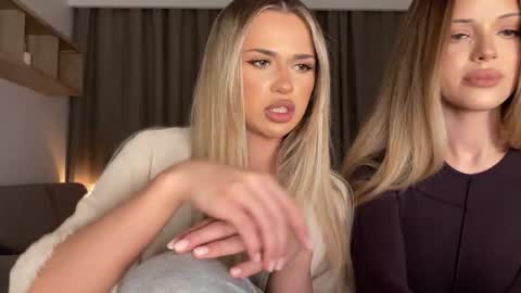 Julia R Le online show from November 25, 2025, 7:58 pm