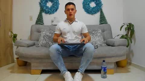 Snapshot of julian_wallace chatting on December 20, 2024, 9:39 pm julian_wallace online show from December 20, 2024, 9:39 pm