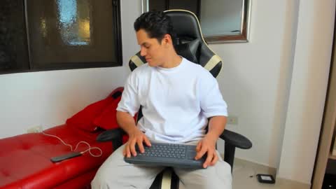 Snapshot of julian_wallace chatting on February 6, 2026, 8:12 pm julian_wallace online show from February 6, 2026, 8:12 pm