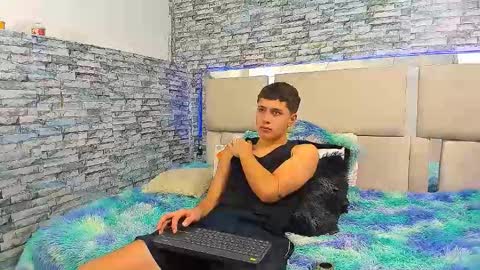 Snapshot of julian_wolf18 chatting on October 17, 2025, 3:25 pm julian online show from October 17, 2025, 3:25 pm