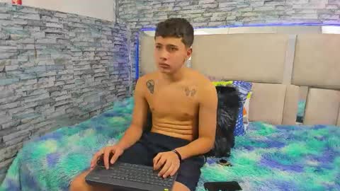 Snapshot of julian_wolf18 chatting on October 31, 2025, 4:08 pm julian online show from October 31, 2025, 4:08 pm