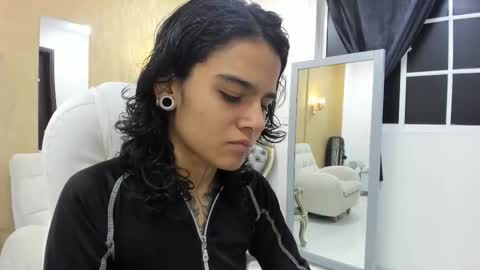 julianne_7 online show from December 22, 2025, 12:35 pm