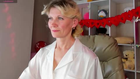 Snapshot of julie_lucasss chatting on February 14, 2026, 9:06 am Julie Lucasss online show from February 14, 2026, 9:06 am