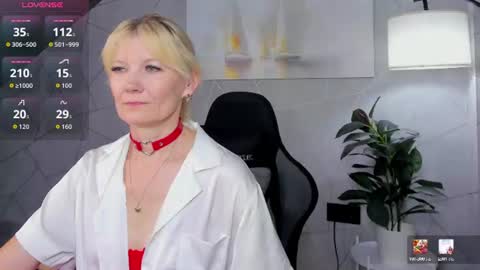 Snapshot of julie_lucasss chatting on July 3, 2026, 12:28 am Julie Lucasss online show from July 3, 2026, 12:28 am