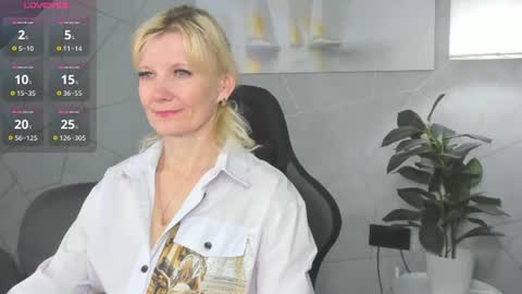 Snapshot of julie_lucasss chatting on July 5, 2026, 11:56 pm Julie Lucasss online show from July 5, 2026, 11:56 pm