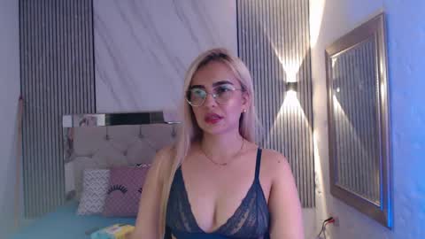julieta__fox_ online show from March 27, 2026, 2:06 am