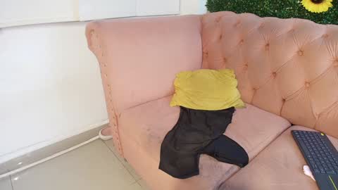 Snapshot of julieta_aguilar chatting on December 16, 2024, 12:04 am Juli online show from December 16, 2024, 12:04 am