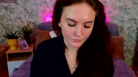 Julia online show from November 12, 2025, 3:23 pm